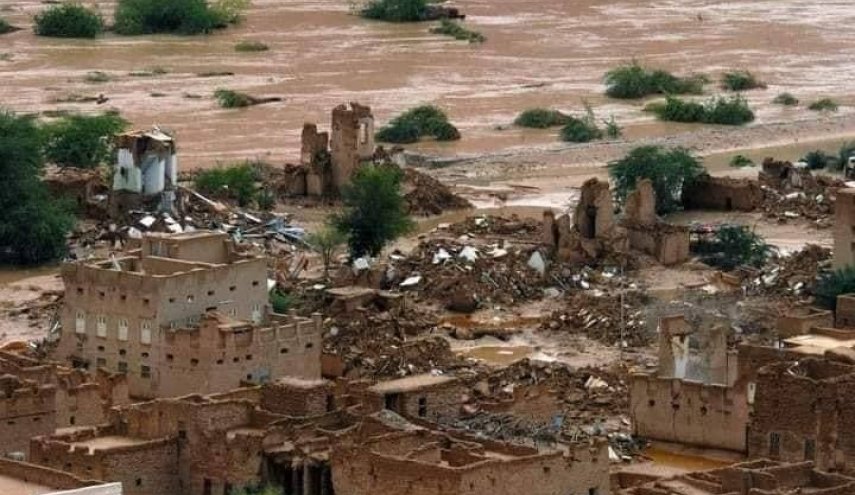 بالصور/ السيول تضرب مدينة تاريخية في اليمن 