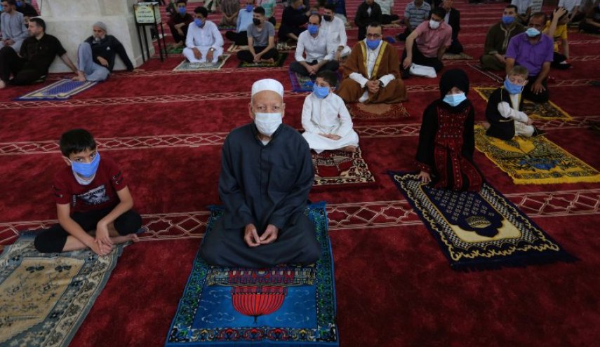 دولة عربية تمنع صلاة العيد
