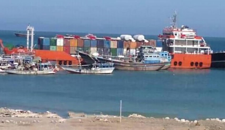 پهلو گرفتن کشتی اماراتی با محموله ناشناخته در بندر سقطری یمن