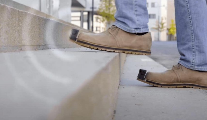 علماء يطورون حذاء ذكيا يساعد المكفوفين على تجنب العقبات