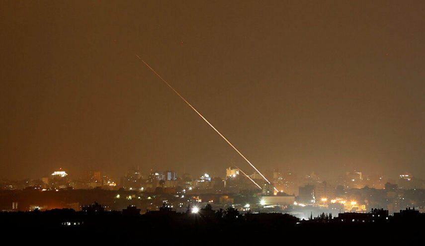 الاحتلال يزعم إطلاق صاروخ من قطاع غزة نحو مستوطنات الغلاف