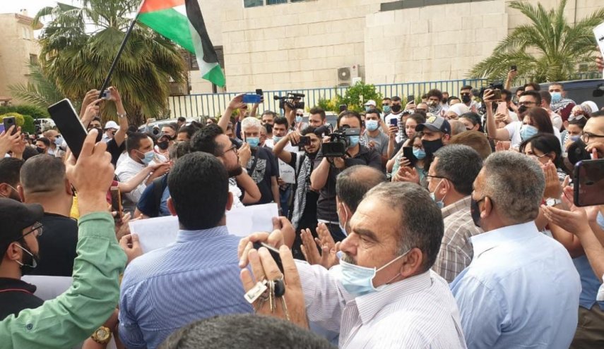 تظاهرات حاشدة في عمّان تطالب بطرد السفير الإسرائيلي