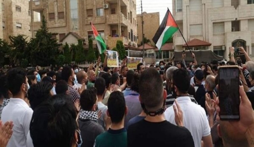 تجمع اعتراضی اردنی‌ها در برابر سفارت رژیم صهیونیستی در «امان»