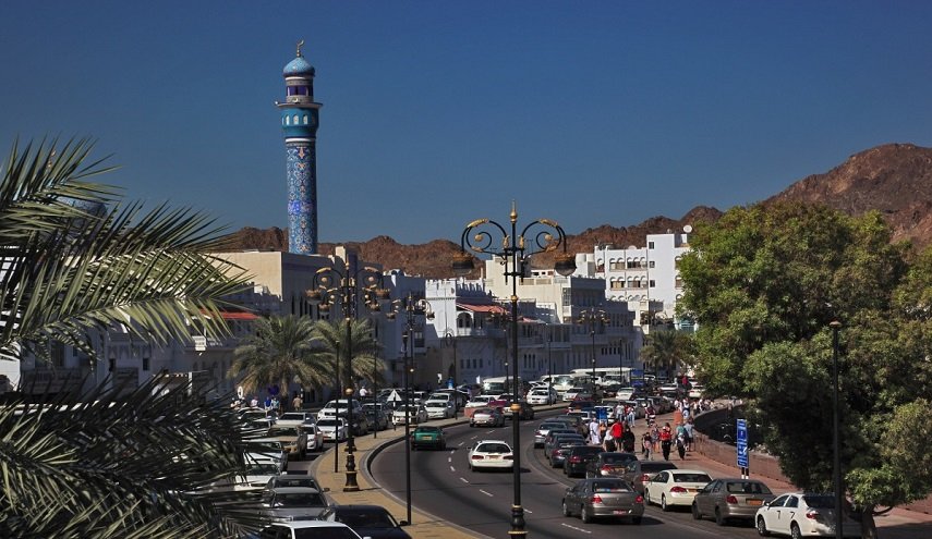 سلطنة عمان ترفع الحظر عن حركة الأفراد والمركبات والأنشطة التجارية اعتباراً من السبت

