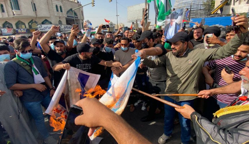 شاهد بالصور.. إحراق العلم الاسرائيلي والأميركي في بغداد