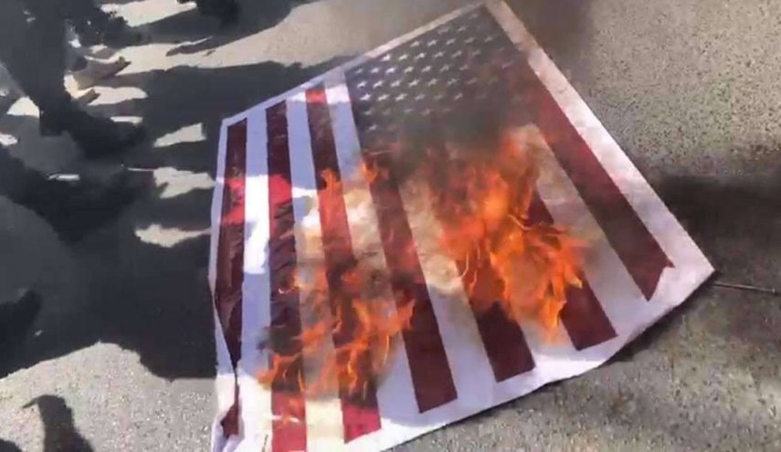 پرچم‌های آمریکا و رژیم صهیونیستی در آتش خشم عراقی‌ها سوختند+ تصاویر