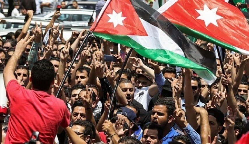 مظاهرة حاشدة قرب السفارة الإسرائيلية في عمّان