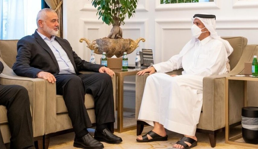 وزير الخارجية القطري يتباحث مع هنية في الدوحة
