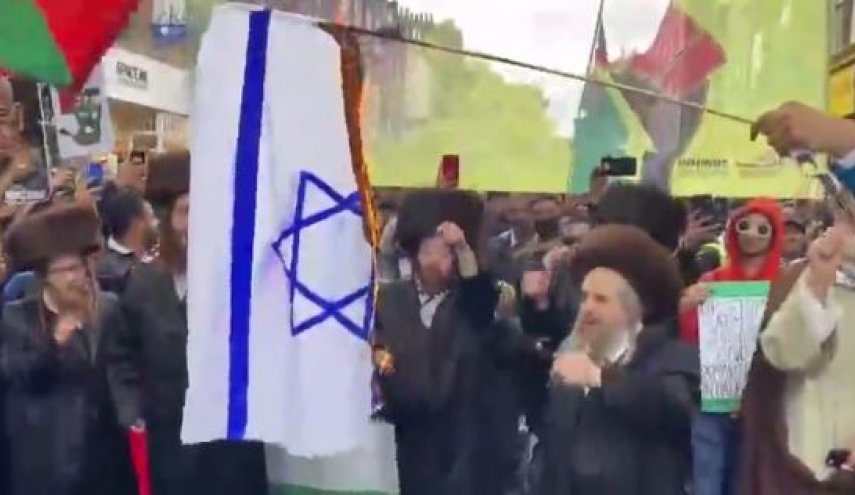 آتش زدن پرچم رژیم اسرائیل در پایتخت انگلیس به دست خاخام های یهودی 