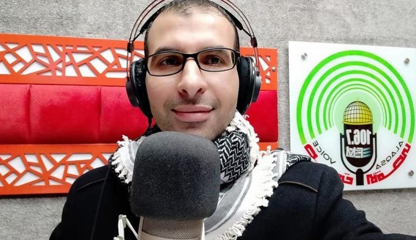 رژیم صهیونیستی با بمباران منزل گوینده رادیو الاقصی وی را به شهادت رساند
