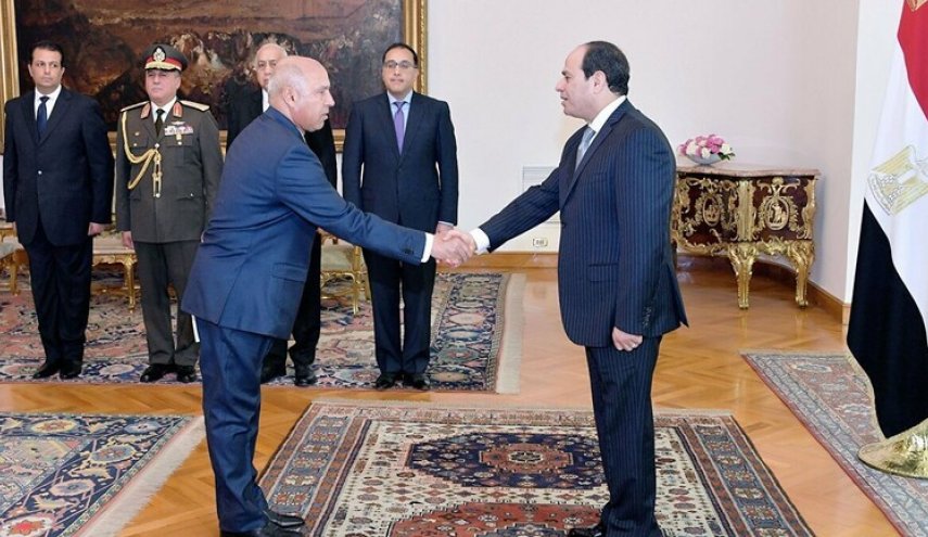 وزير النقل المصري يعترف للسيسي بخطأ ارتكبه

