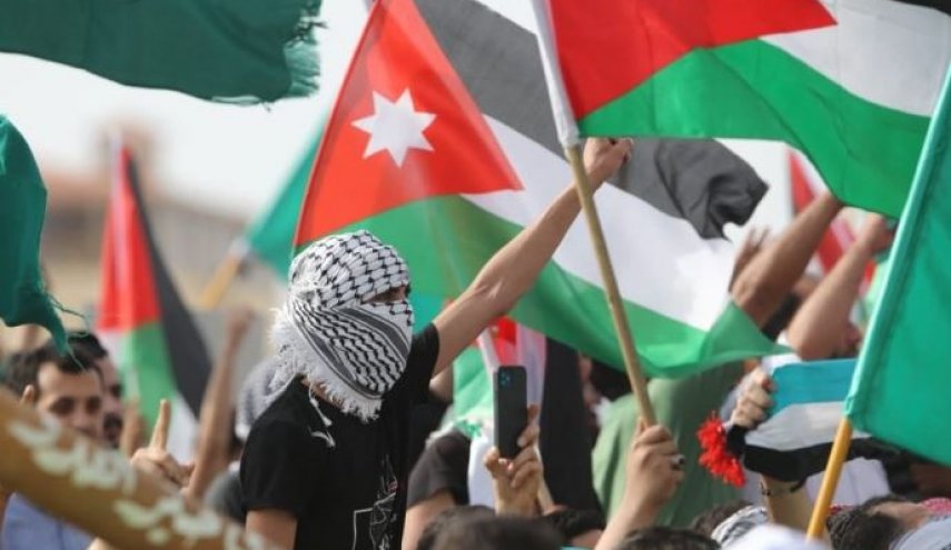 بالصور.. آلاف الأردنيين يحتفون بانتصار الشعب الفلسطيني على الاحتلال 