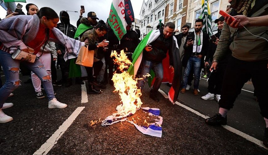 آتش در پرچم اشغالگران مقابل سفارت صهیونیست‌ها در لندن
