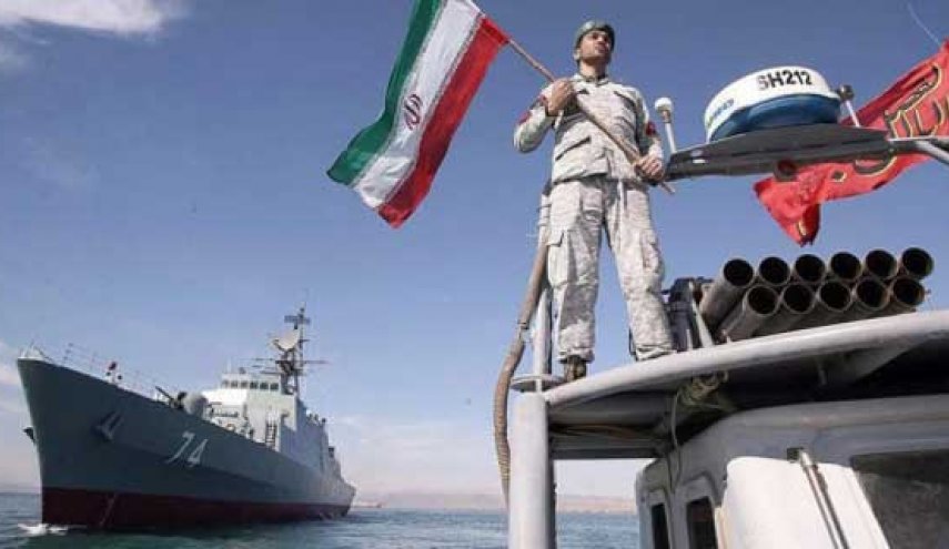 قائد القوة البحرية الإيرانية يتفقد الاسطول البحري جنوبي البلاد