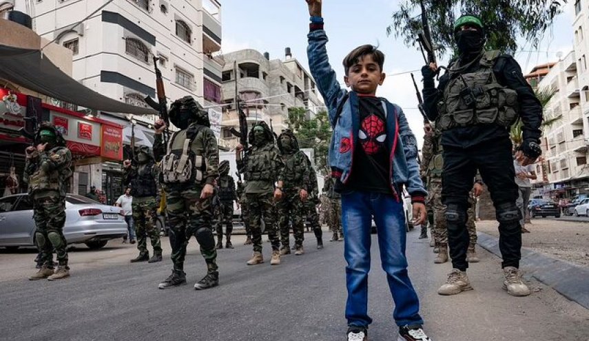 رژه نظامی گردان‌های عزالدین القسام پس از آتش‌بس در غزه