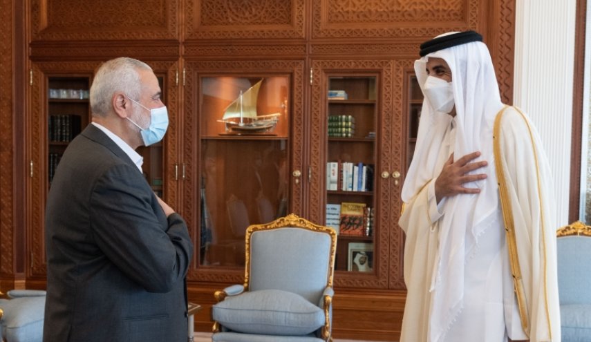  أمير قطر يبحث مع هنية آخر تطورات الأوضاع في فلسطين