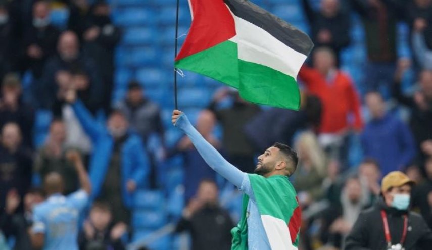 محرز يرفع العلم فلسطين اثناء احتفالاته بلقب الدوري الانجليزي