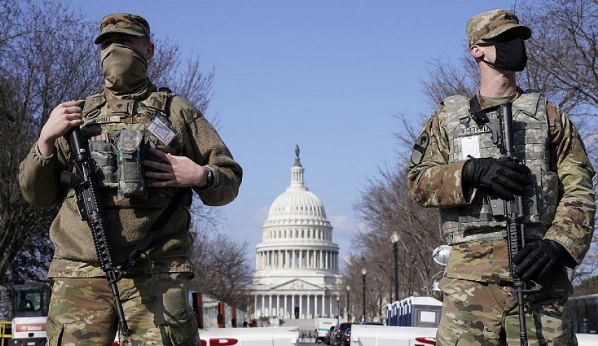 عناصر الحرس الوطني الأمريكي يستعدون لمغادرة مبنى الكابيتول
