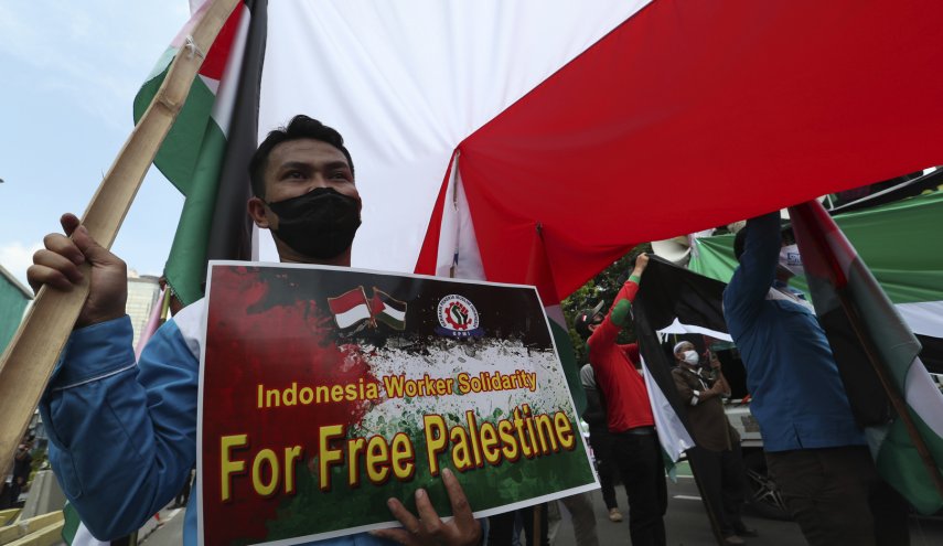 بالصور.. مئات الإندونيسيين يحتجون على دعم أمريكا للكيان الإسرائيلي