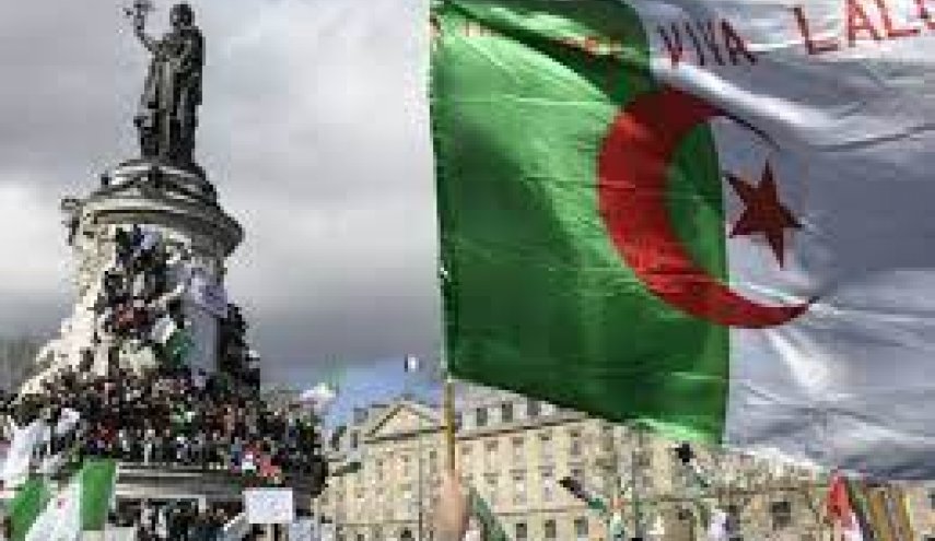  جزائريون يحتجون أمام سفارة بلادهم في باريس رفضا لشروط العودة!