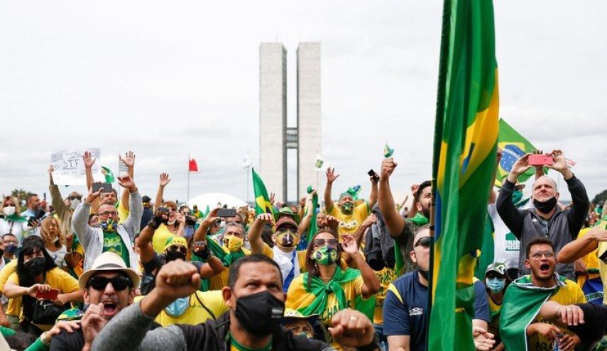 كورونا يجر الآلاف من البرازيليين الى الشوارع ضد الرئيس!

