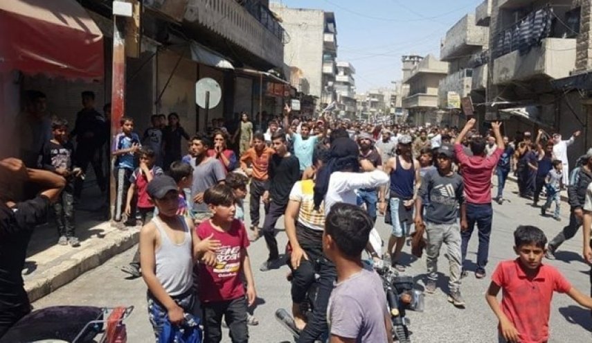 تظاهرات مردم سوریه علیه شبه‌نظامیان وابسته آمریکا؛ 5 تن کشته شدند