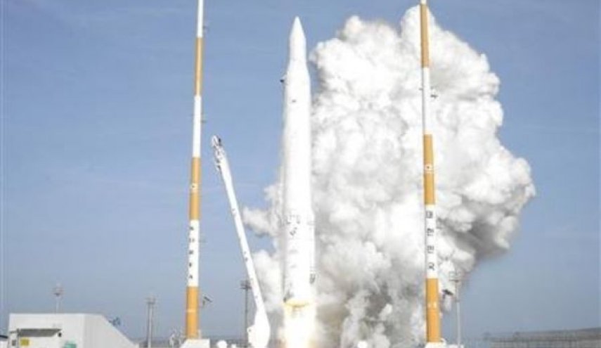 كوريا الجنوبية تكشف الستار عن نسخة تجريبية لأول صاروخ فضائي لها
