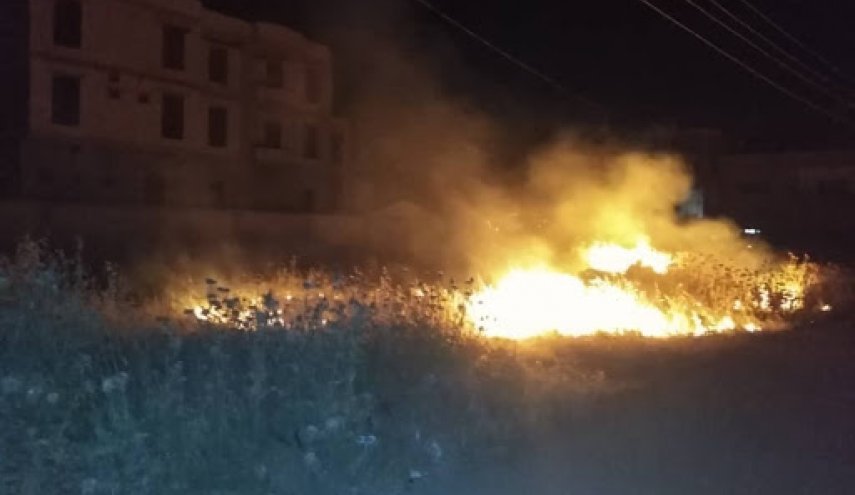 إخماد عدة حرائق في أعشاب يابسة بمحافظة درعا