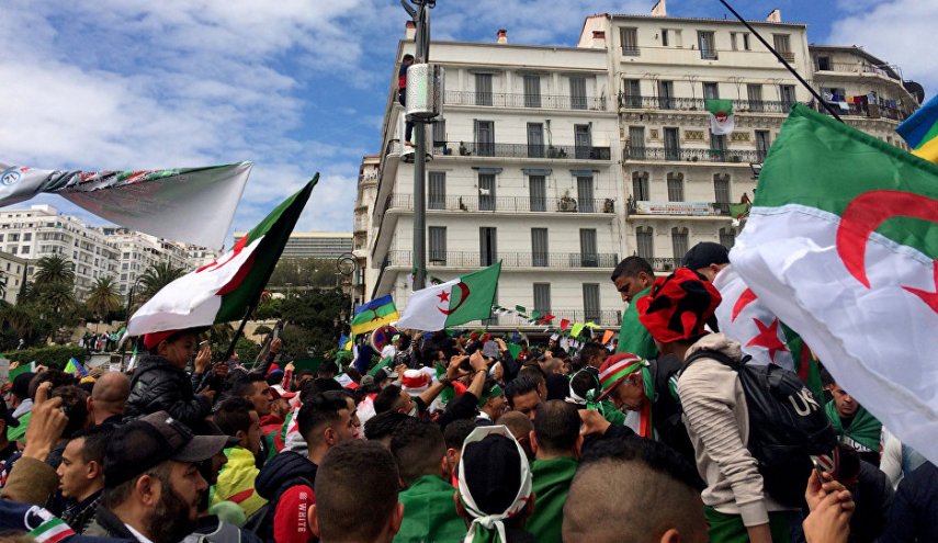 الآلاف يتظاهرون في الجزائر رفضا للانتخابات التشريعية
