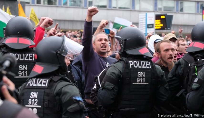 شرطة ألمانيا تعتقل 13 صحفيا أثناء تغطية احتجاج
