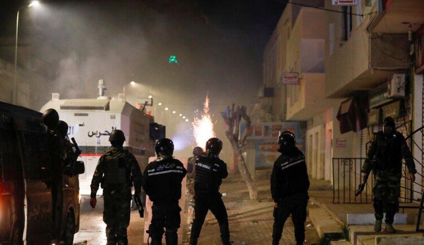 تونس.. احتجاجات في إحدى ضواحي العاصمة إثر وفاة شاب بعد احتجازه
