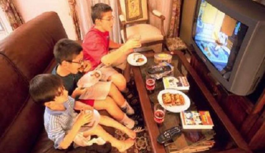 مشاهدة التلفاز أثناء تناول الطعام تضعف القدرة اللغوية للأطفال