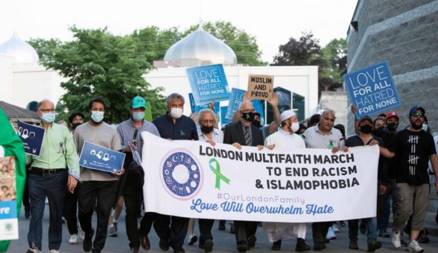  بالصور..مسيرة تضامن مع الأسرة المسلمة ضحية 'الكراهية' في كندا

