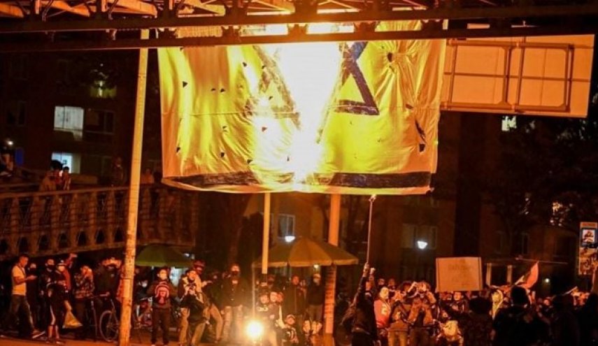 پرچم رژیم صهیونیستی در کلمبیا به آتش کشیده شد+عکس
