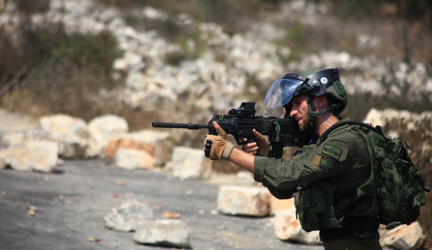 قوات الإحتلال تعتقل شابين فلسطينين بعد اطلاق النار عليهما في الضفة