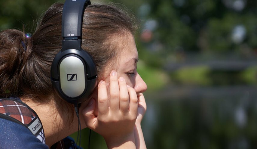 منها فقدان السمع.. 5 أضرار قد يتسبب بها الاستخدام المفرط لسماعات الأذن