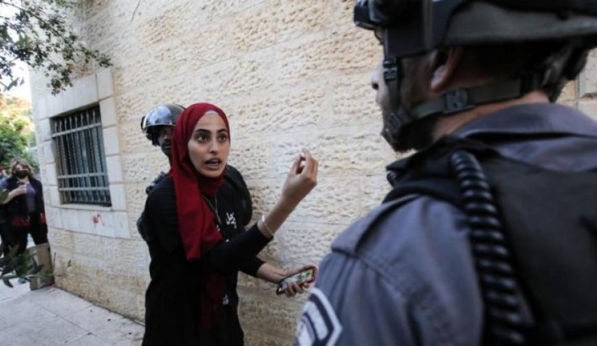 الاعتداء على الناشطة الفلسطينية منى الكرد واعتقالها