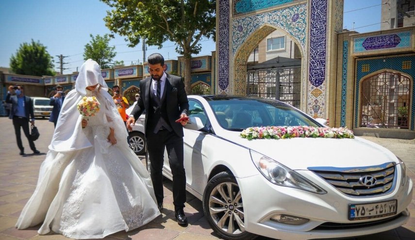 شاهد: ايرانيون يشاركون فرحة زفافهم عبر التصويت في الانتخابات