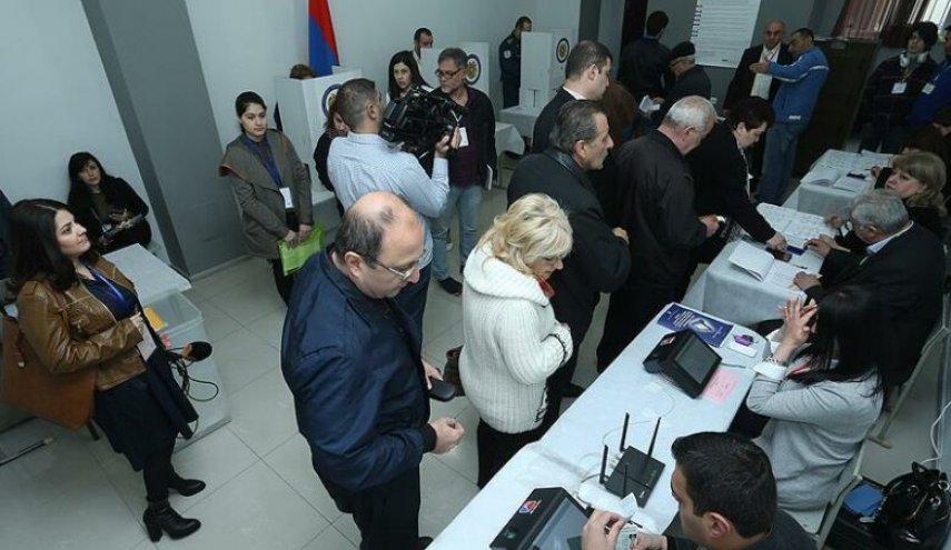 فتح مراكز الاقتراع للانتخابات التشريعية المبكرة في أرمينيا
