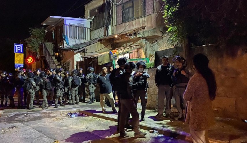 اصابات واعتقالات باعتداء المستوطنين وقوات الاحتلال على حي الشيخ جراح