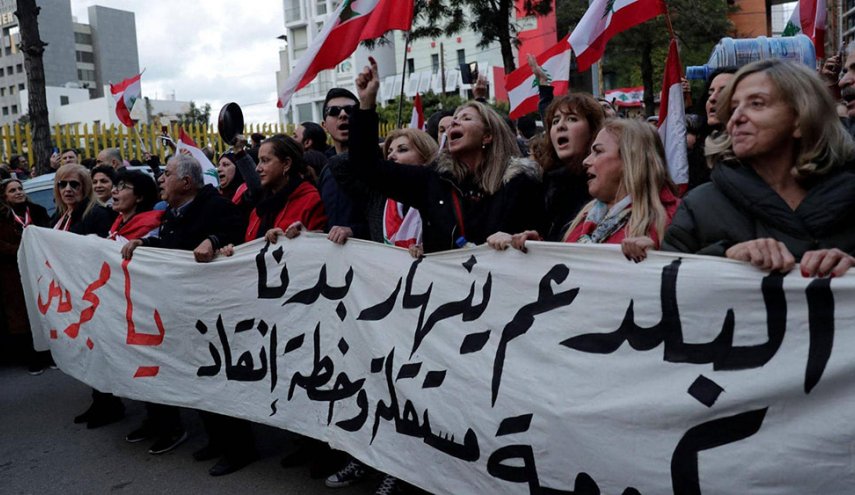 عودة الاحتجاجات إلى شوارع لبنان بعد ارتفاع قياسي جديد لسعر صرف الدولار

