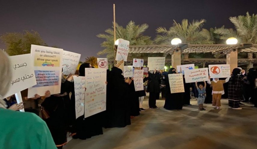 شاهد.. الكويتيون يواصلون احتجاجهم ضد التطعيم الإجباري