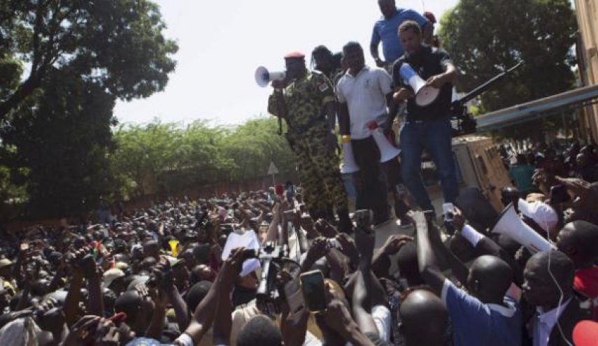 الآلاف في بوركينا فاسو يحتجون ضد 