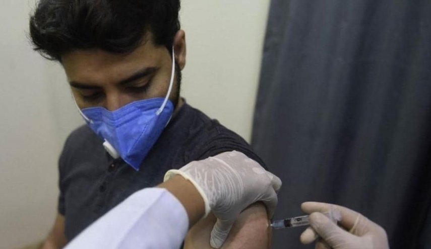 مئات الباكستانيين يقتحمون مركزا طبيا للمطالبة بأخذ لقاح كورونا