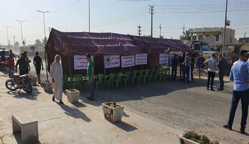 احتجاجا على تردي الكهرباء.. عراقيون يقطعون طريق المقدادية-خانقين