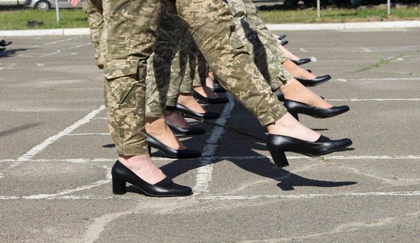 مطالب في برلمان أوكرانيا بالتحقيق في ارتداء العسكريين لأحذية عالية الكعب
