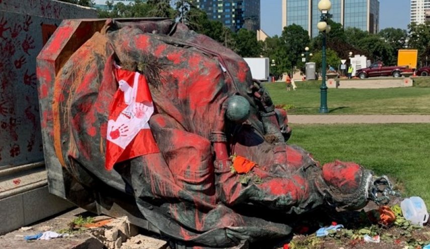 معترضان کانادایی مجسمه ملکه فعلی و پیشین انگلیس را سرنگون کردند + تصاویر
