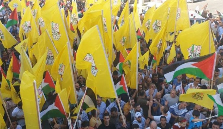 مسيرة لحركة فتح في الخليل دعما للسلطة الفلسطينية 