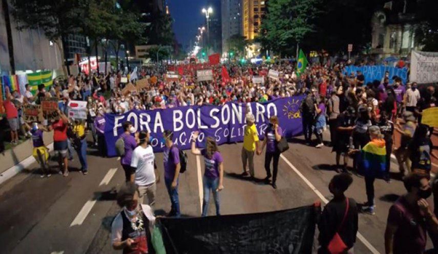 عشرات الآلاف يتظاهرون ضد الرئيس البرازيلي
