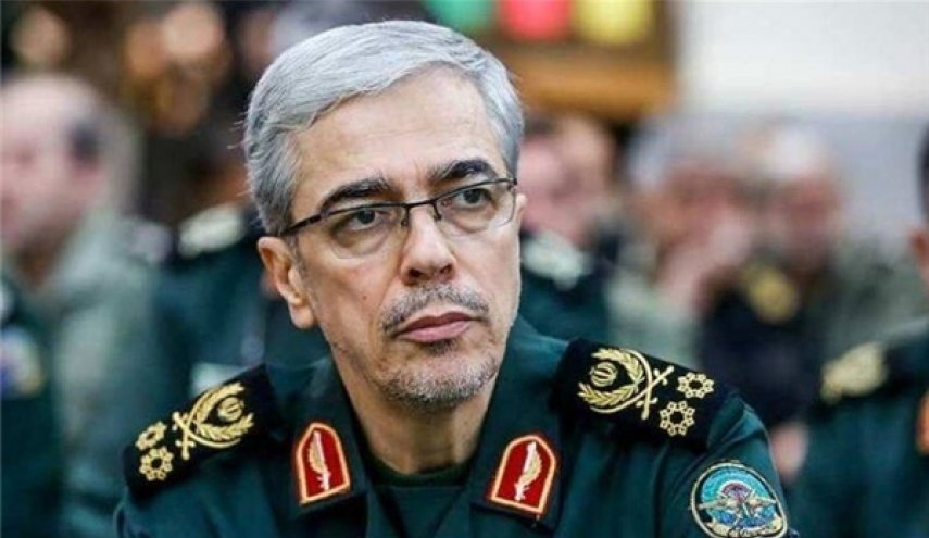 رئيس الارکان يبحث مع قادة الحرس الثوري الاحداث في محيط ایران